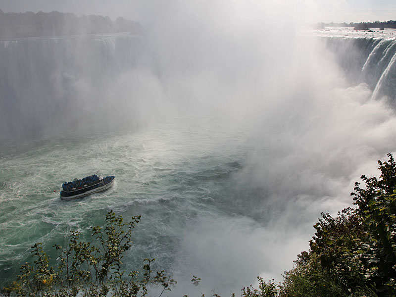 Die "Maid of the Mist" fährt ganz dicht ran