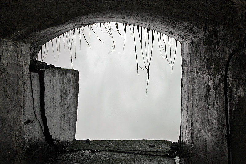 Durch Tunnel im Fels kommt man von hinten an die Fälle