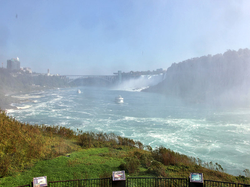 Dort hinten ist der amerikanische Teil der Niagara Fälle