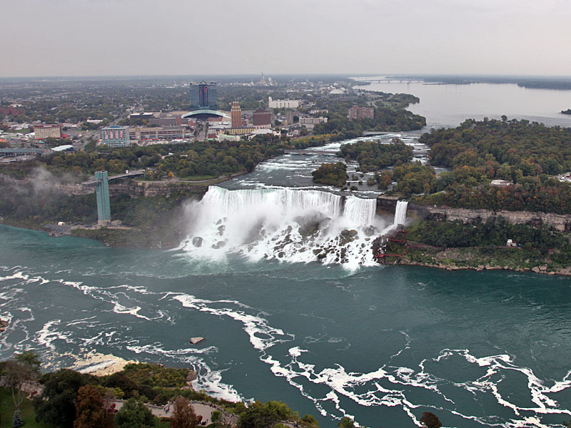 Blick vom Skylon Turm auf die amerikanischen Fälle