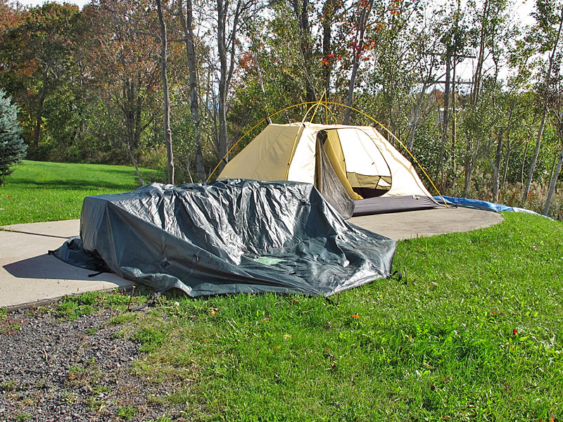 Das Zelt haben wir auf dem Campingplatz nass einpacken müssen, hier auf dem Rastplatz lassen wir es trocknen