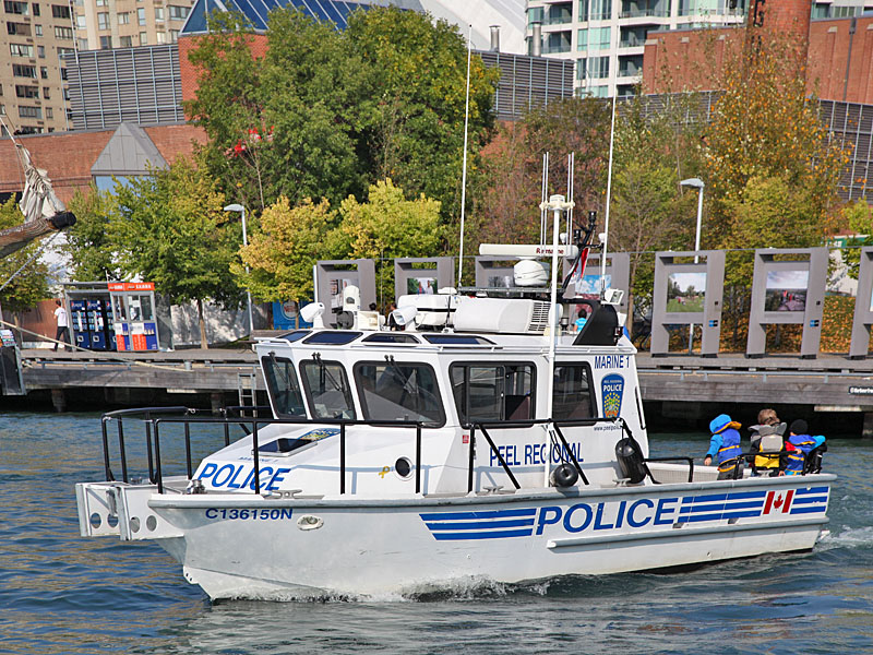 Die Polizei macht mit Kindern eine Rundfahrt