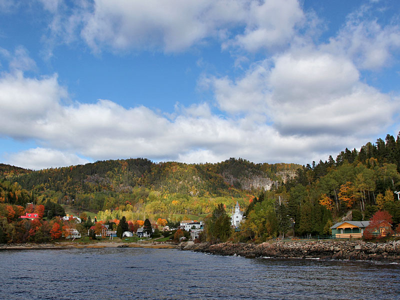 Kleiner Ort im Fjord