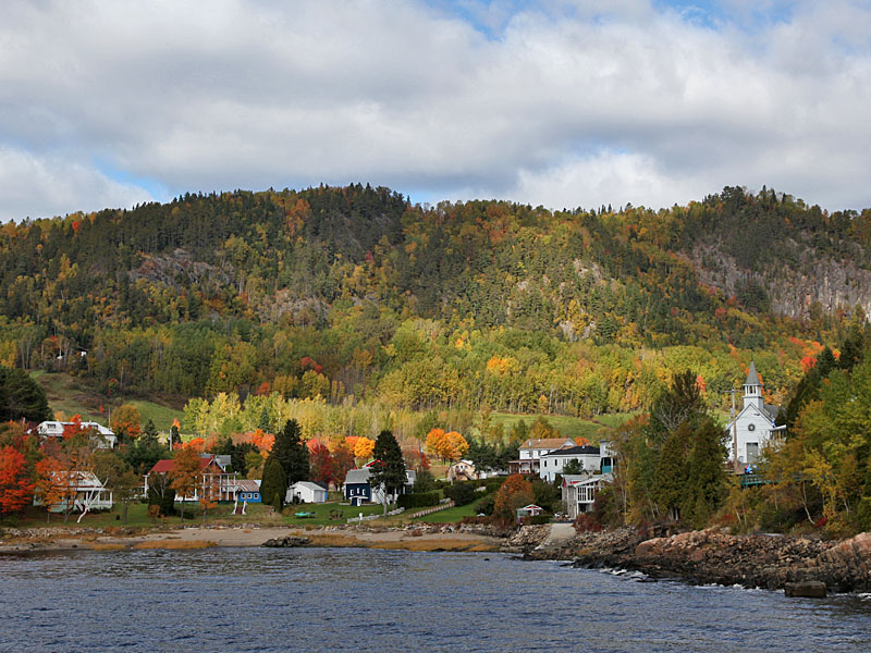Kleiner Ort im Fjord