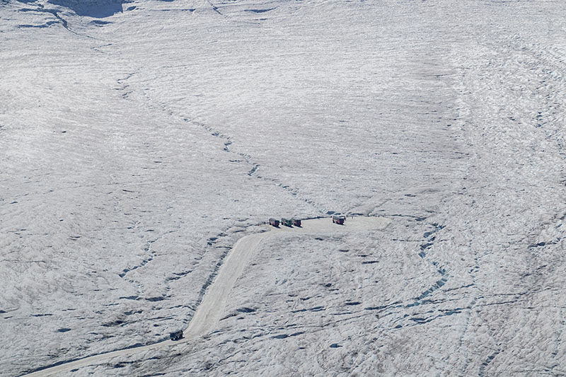 Die Busse auf dem Gletscher, mit einem Tele vom Wilcox Pass aus gesehen