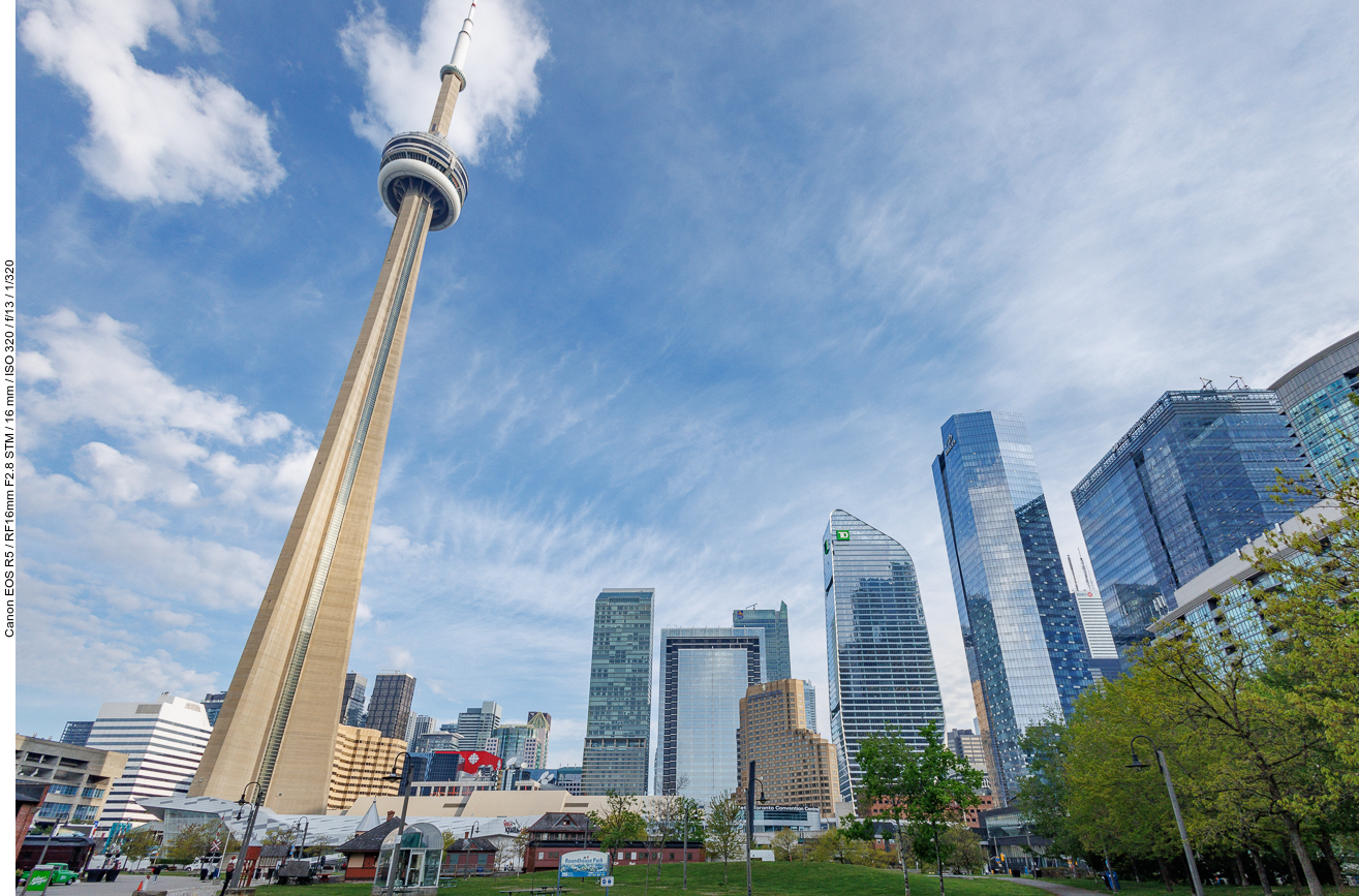 Nochmals der CN-Tower von unten ...