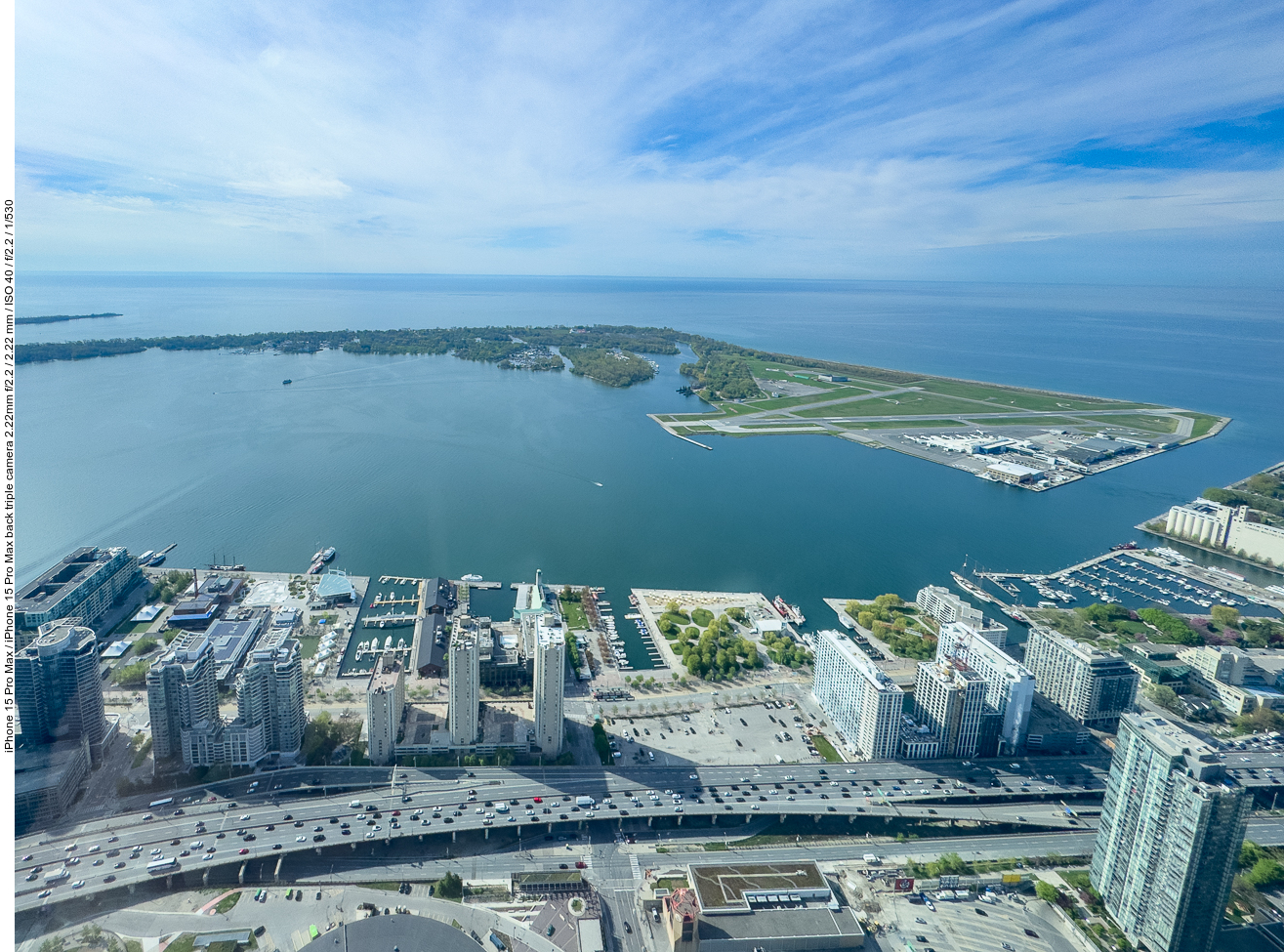 Blick vom CN-Tower auf den kleinen Flugplatz vor dem Hafen ...