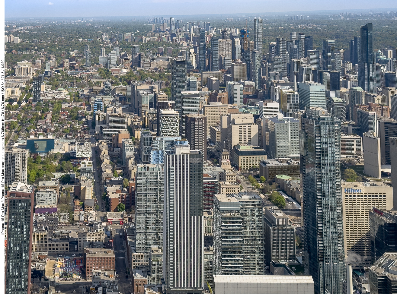 Etwas rechts der Mitte der Nathan Phillips Square mit dem großen "Toronto-Schriftzug"