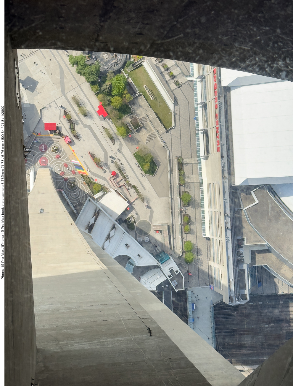 Blick durch den Boden des CN-Towers