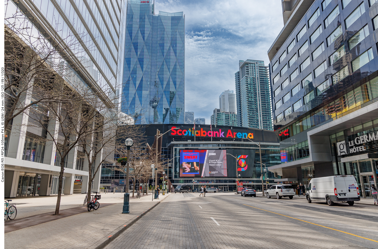 Die Scotiabank Arena ist eine eine Mehrzweckarena mitten in der Stadt