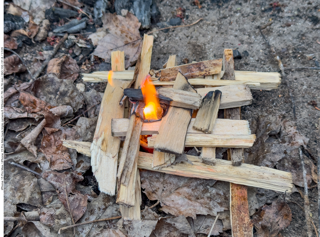 Nicht leicht mit nassem Holz ein Feuer zu entzünden