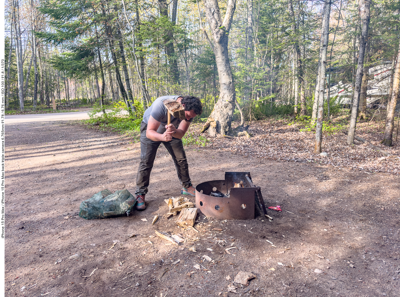 Zurück am Campingplatz hackt Kim Holz für das Feuer ...