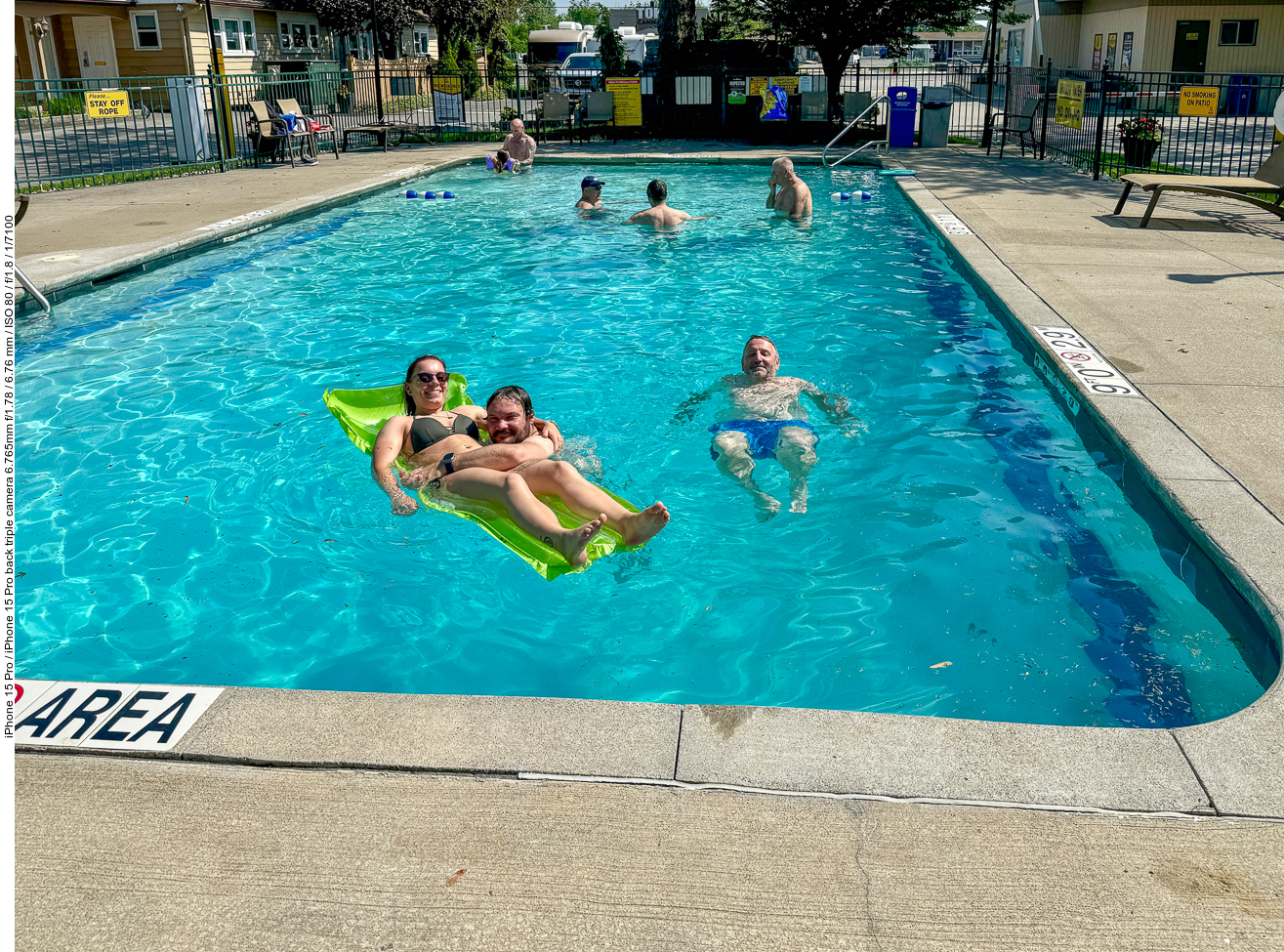 Den Vormittag verbringen wir am Pool des Campingplatzes