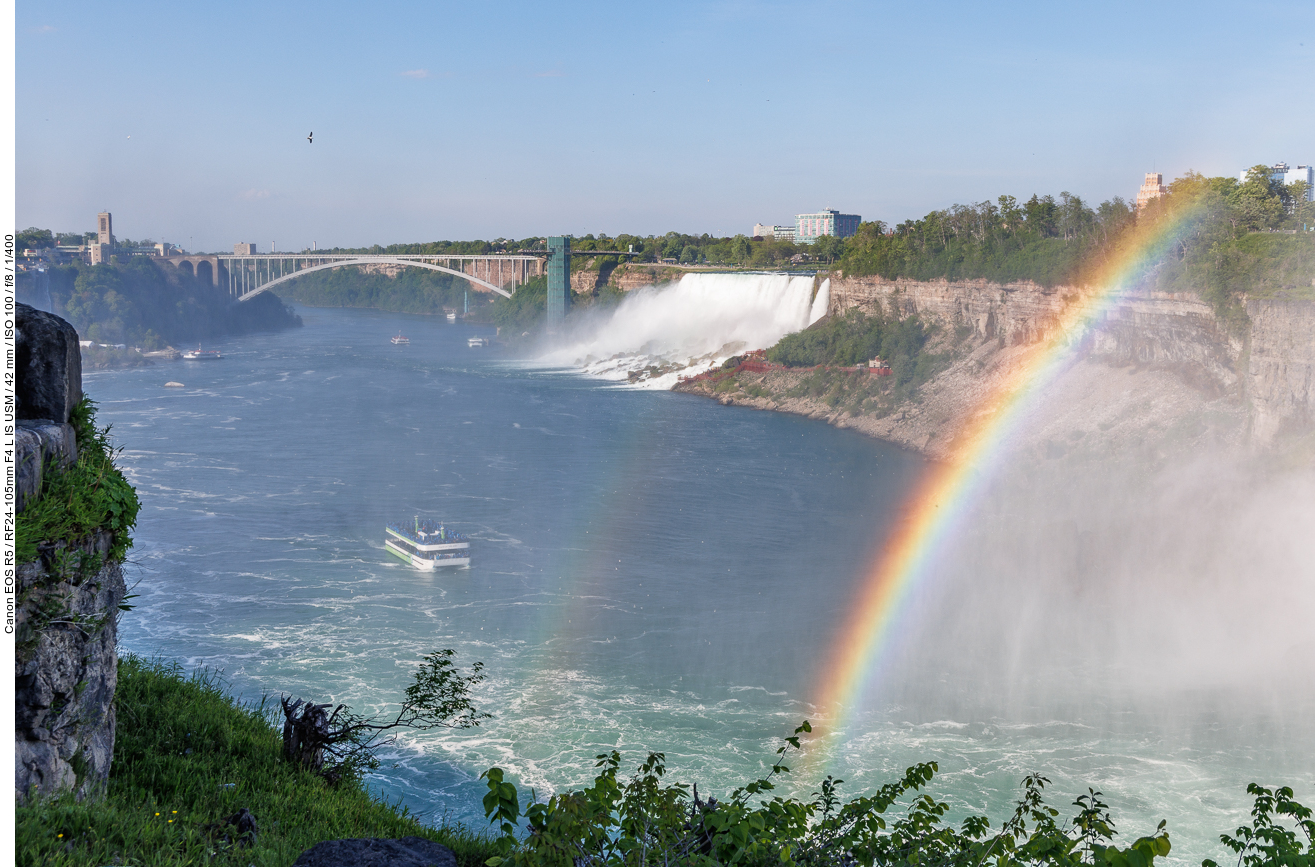 Die Rainbow Bridge bei den Niagarafällen ist eine Bogenbrücke aus Stahl, die die Niagara-Schlucht überquert. Sie verbindet die Städte Niagara Falls (New York) im Osten und Niagara Falls (Ontario) im Westen und verläuft somit über die Grenze zwischen Kanada und den Vereinigten Staaten