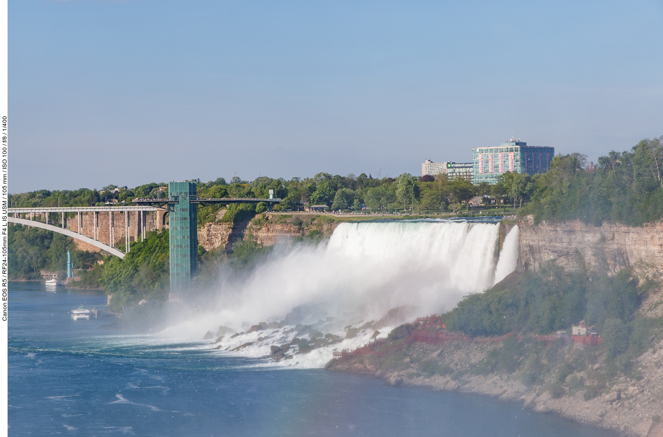 Der Niagara River verbindet den Eriesee mit dem Ontariosee. An den Niagarafällen stürzt er 57 Meter in die Tiefe. Die oben gelegenen Inseln Luna Island und Goat Island (Ziegeninsel) spalten die Fälle in drei Teile: Die American Falls und die kleineren Bridal Veil Falls, die beide ausschließlich auf US-amerikanischem Gebiet liegen (siehe Bild oben) und die Horseshoe Falls, durch die die Grenze zwischen den USA und Kanada verläuft.