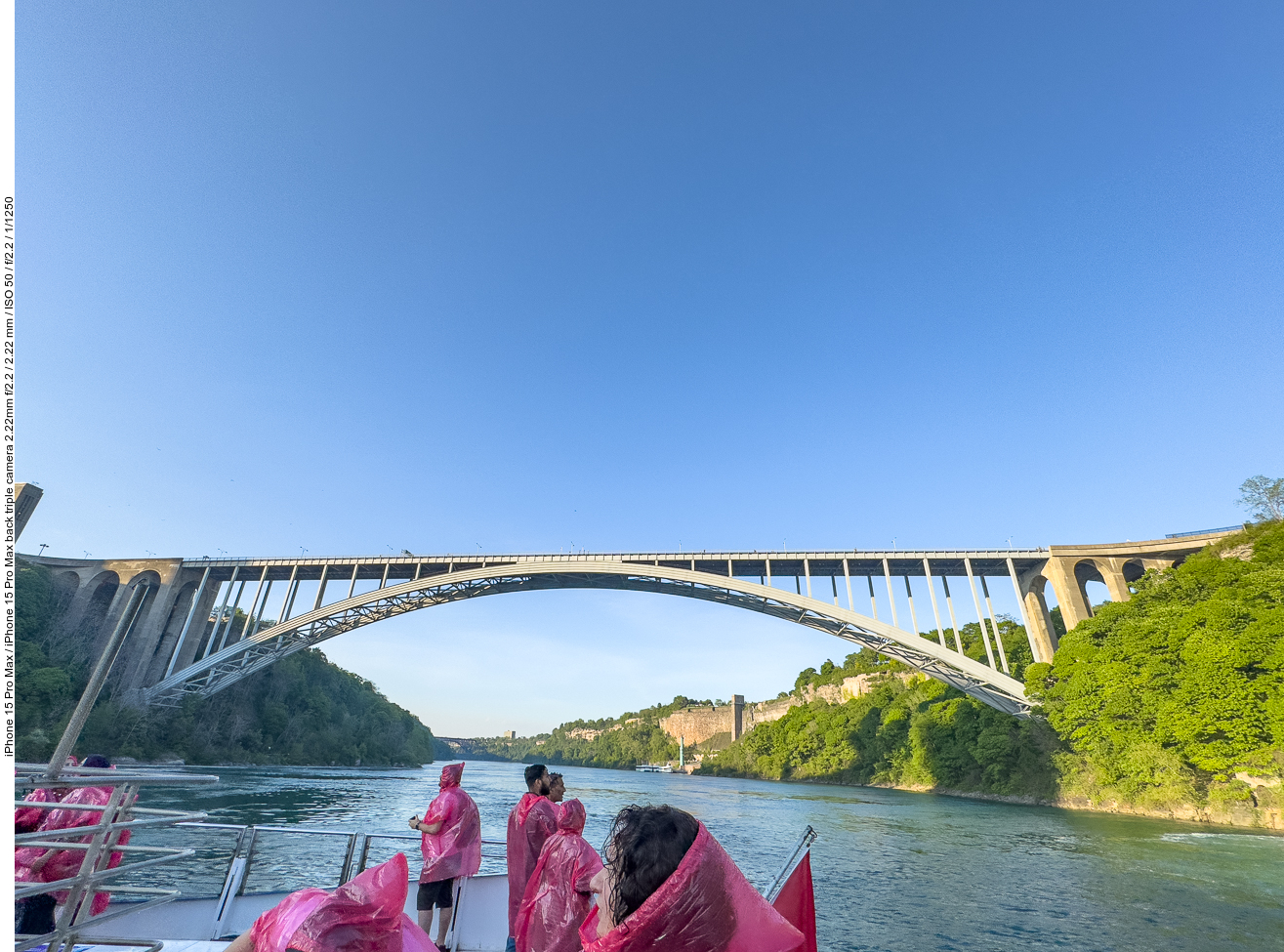 Hier sind wir schon auf der Rückfahrt, vor uns die Rainbow Bridge