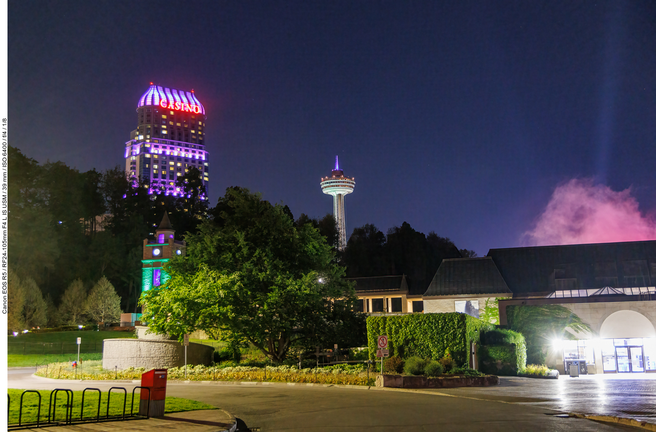 Die Gebäude in Niagara Falls leuchten bunt ...
