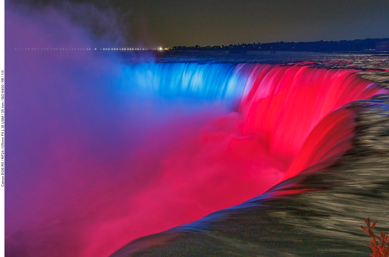 Die Farben weiß, blau und rot wechseln sich ab oder erscheinen gleichzeitig auf dem Wasser