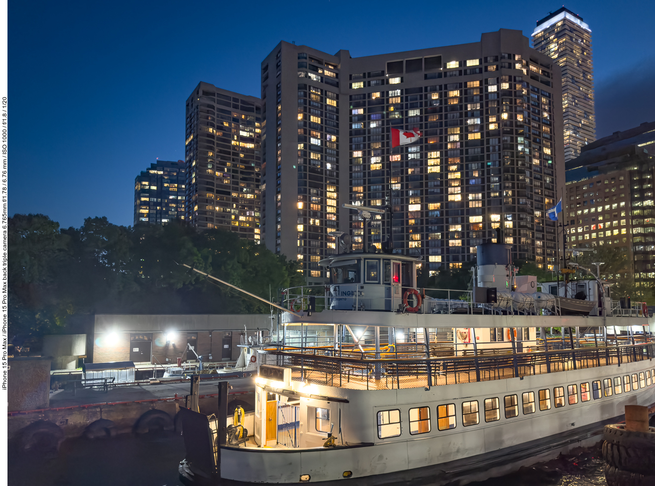 Mit einem kleinen Schiff fahren wir zu den Toronto Islands hinüber