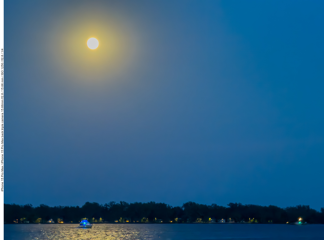 Mond über den Toronto Islands