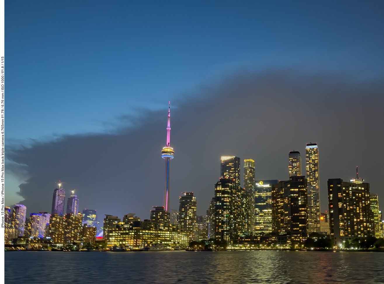 ... hat man einen schönen Blick auf die beleuchtete Skyline Torontos