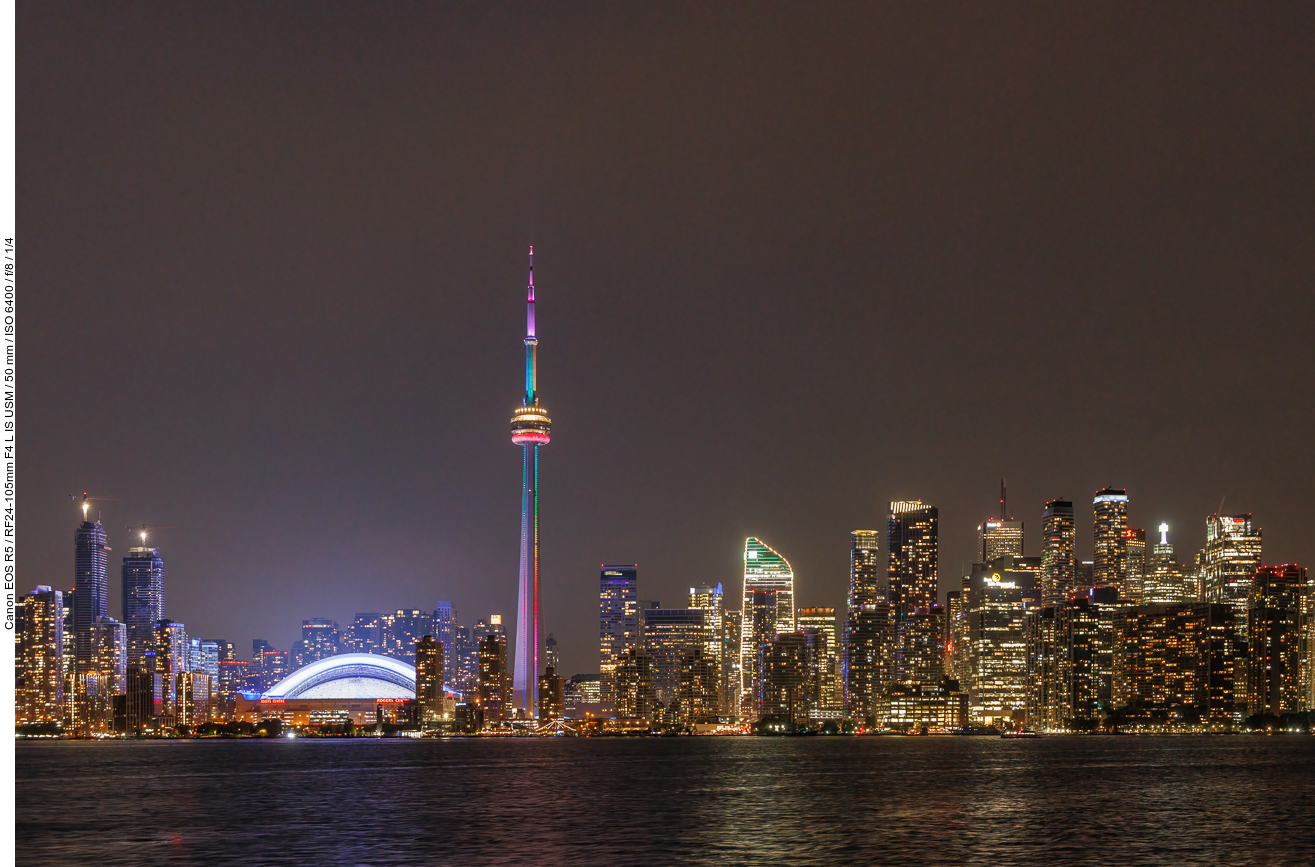 Die leuchtende Halbkugel links ist das Rogers Center