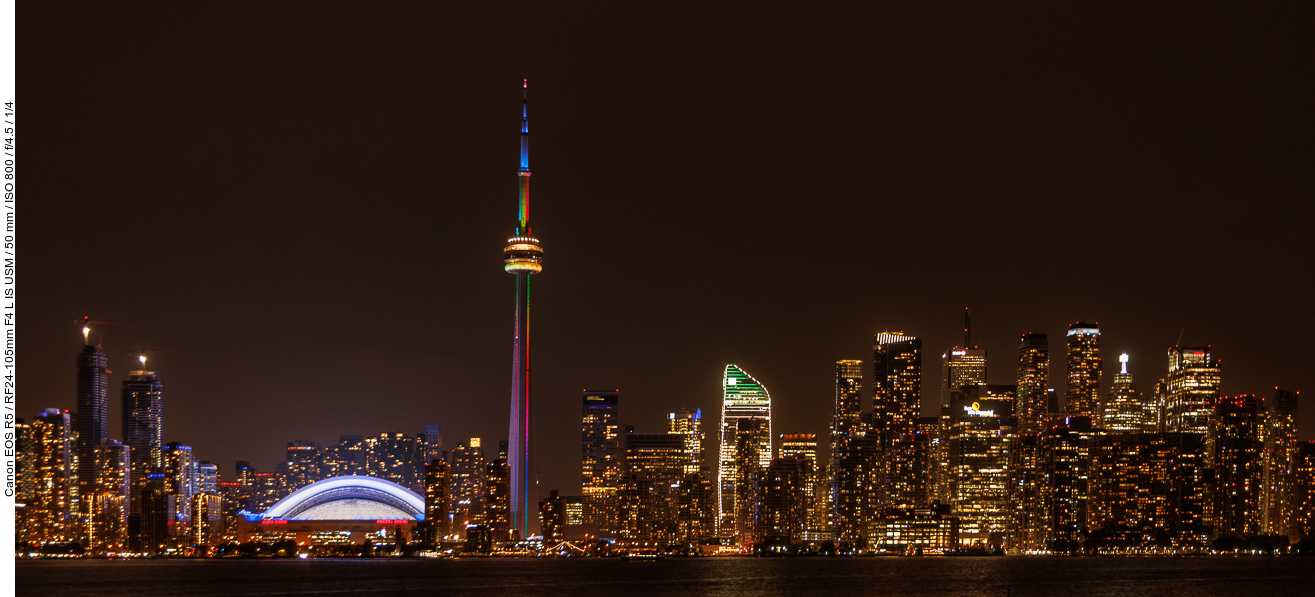 Die Beleuchtung des CN Towers wechselt ständig die Farben