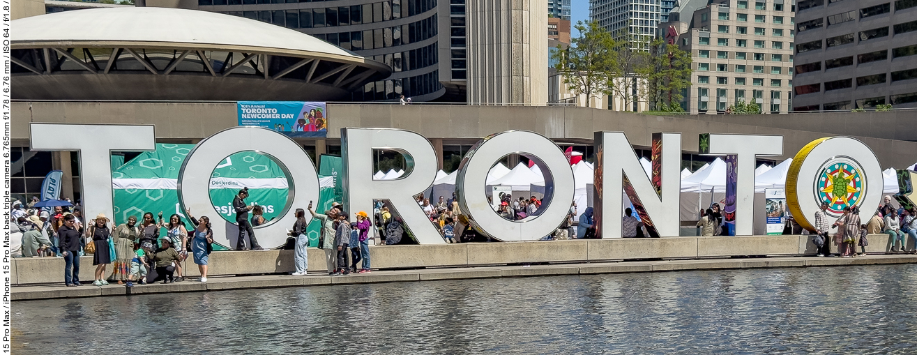 Das Toronto Sign, Treffpunkt aller Touristen ...