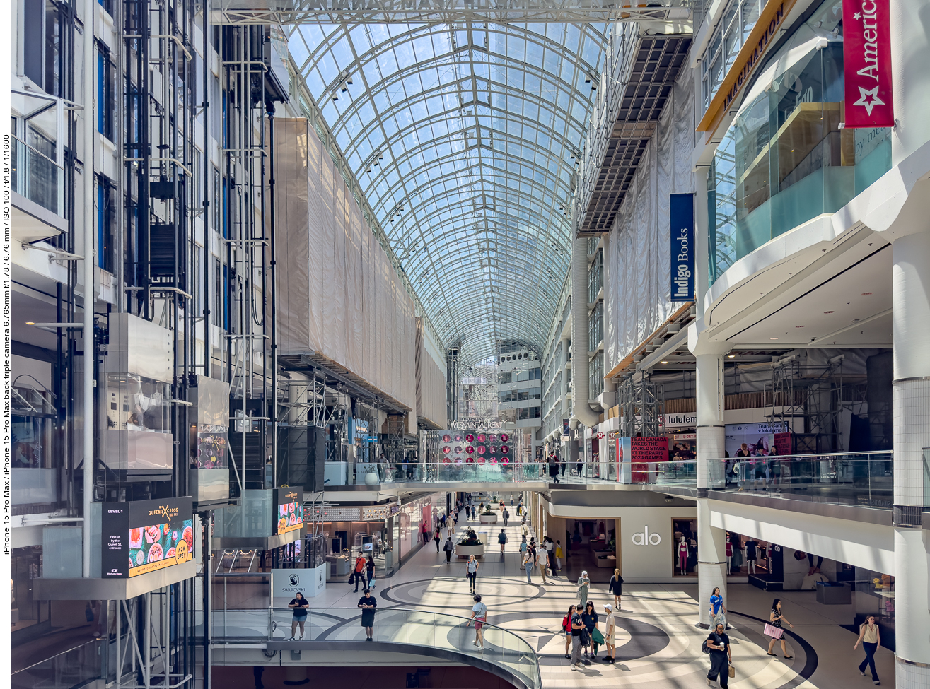 Im Eaton Center ...