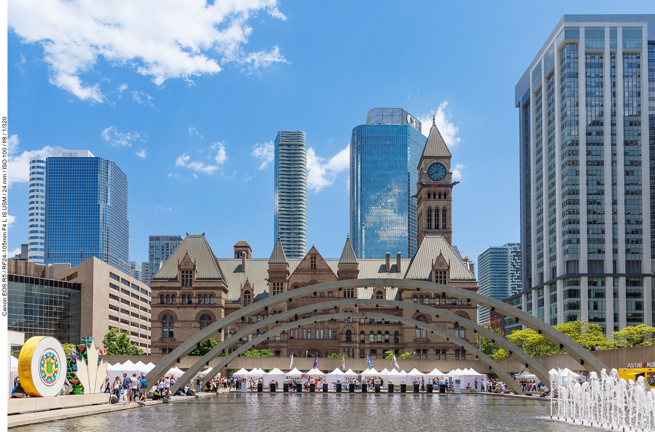 Wieder am Nathan Phillips Square, heute ist ein Willkommens-Fest für eingewanderte Neubürger - kann man sich leider in einigen deutschen Köpfen nicht vorstellen 