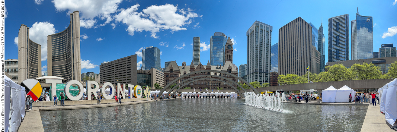 Nochmal der gesamte Nathan Phillips Square mit den Hochhäusern im Hintergrund