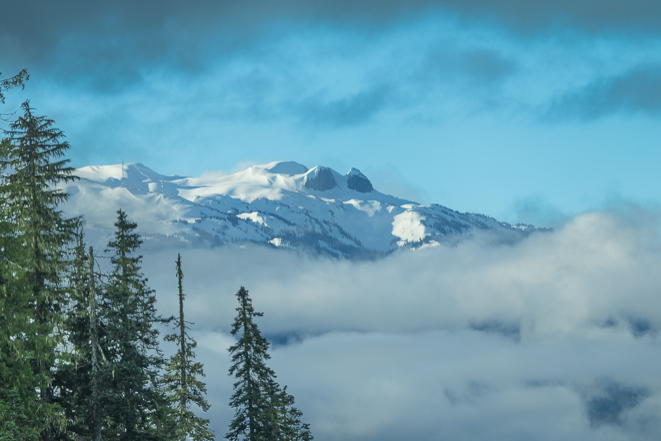 Überall erheben sich schneebedeckte Berge