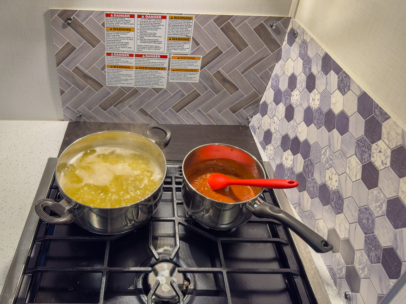 Am Abend gibt es Pasta mit Tomatensoße ...