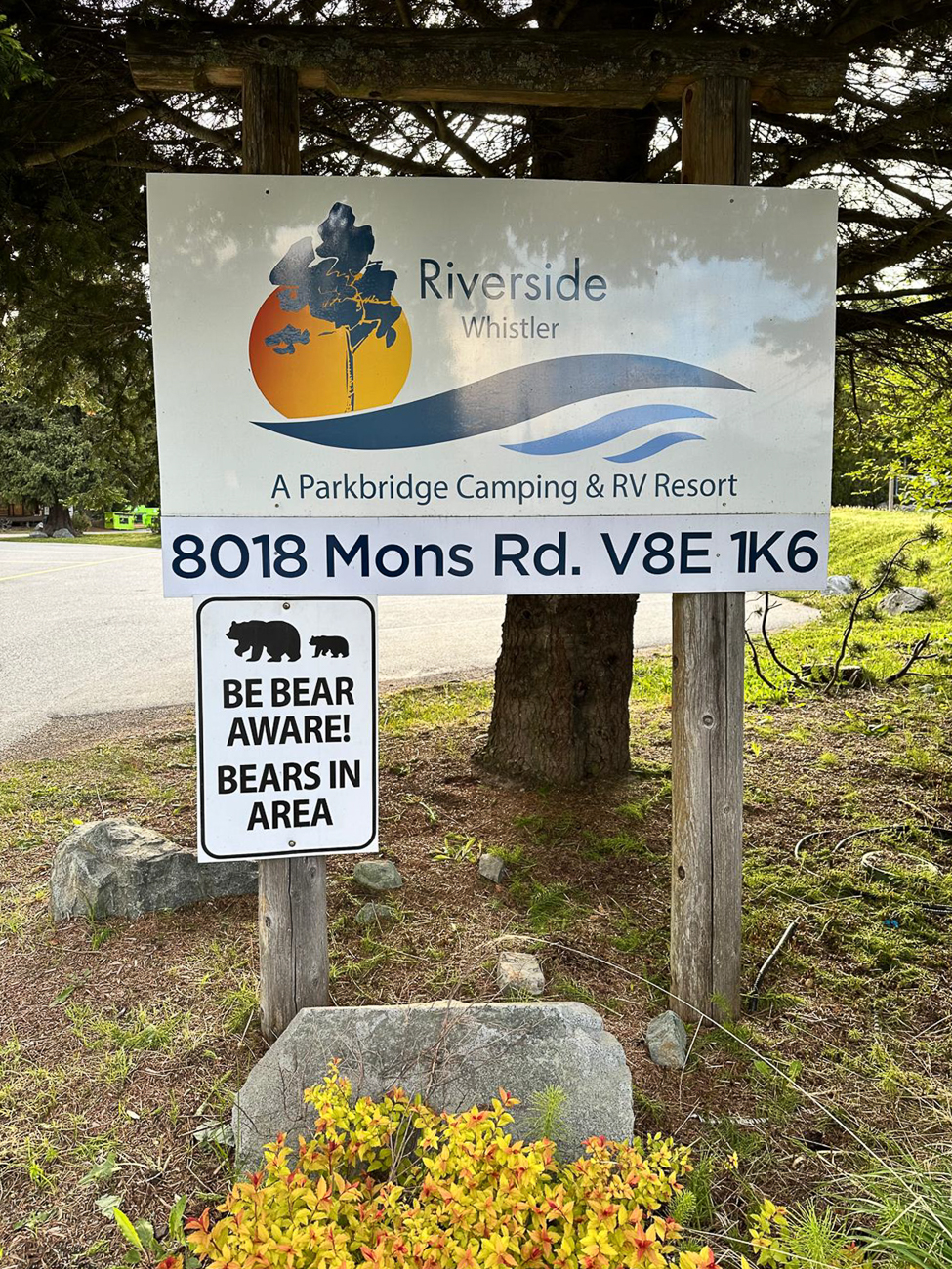 Nach dem Einkaufen fahren wir zum Campingplatz. Hier wird auch vor Bären gewarnt, aber es geht darum, dass man keine Speisen oder riechende Sachen wie Seife usw. unbeaufsichtigt am Platz lässt, weil das die Bären anlocken könnte.