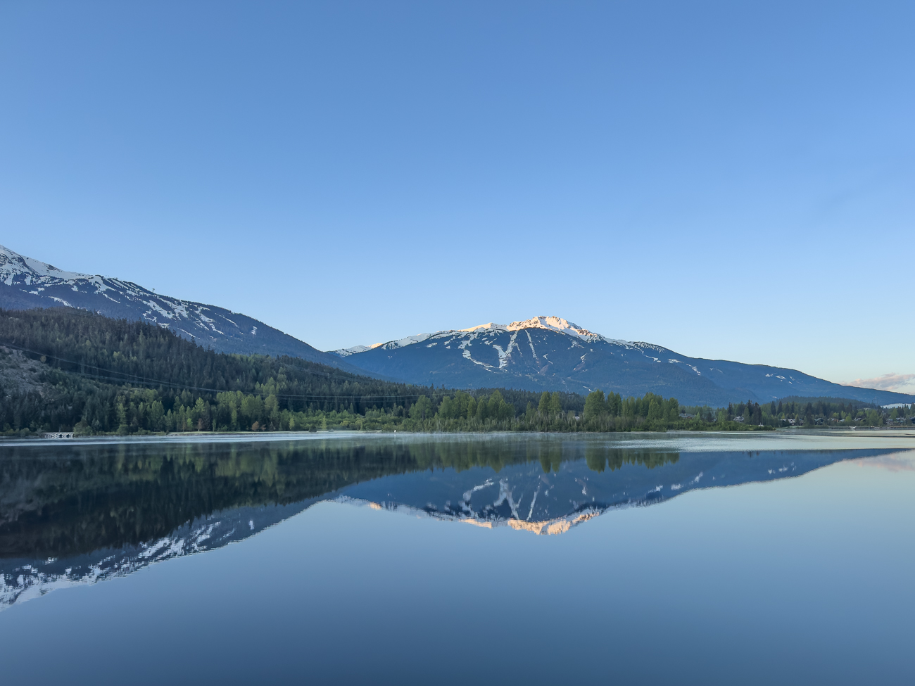 Berge mit Schneekappen spiegeln sich ...