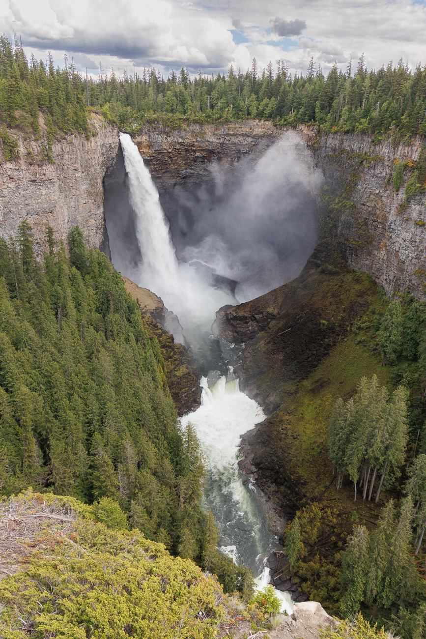 Der Schutz des Wasserfalls war einer der Hauptgründe für die Entstehung des teils bewaldeten, von Bären bewohnten Naturparks. Ein weiterer Grund für die Parkgründung, also gegen die Besiedelung, sind die vulkanischen Aktivitäten in dieser ausgedehnten, etwa 5000 Quadratkilometer großen Wildnis inmitten des Wells-Gray-Clearwater-Vulkanfelds. Quelle: Wikipedia