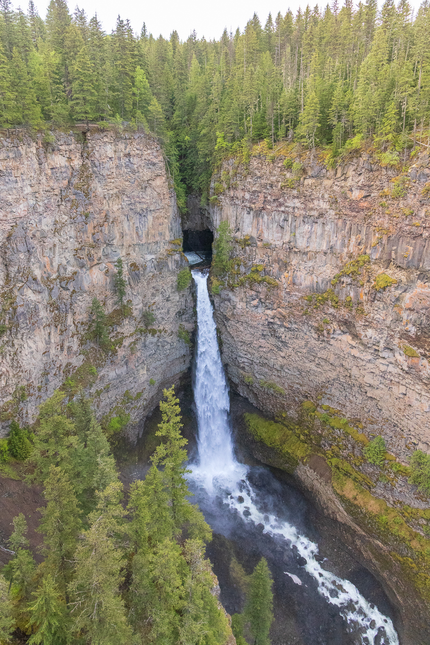 Spahats Creek Falls, auch Spahats Falls genannt, ist ein Wasserfall am Spahats Creek im Wells Gray Provincial Park in British Columbia, Kanada. Die Höhe des Wasserfalls wird allgemein mit etwa 60 m angegeben, aber unter Berücksichtigung der zweiten Stufe ist er eher 75-80 m hoch. Er ist ein beliebter Halt für Touristen und vor allem für Reisebusse, da er nur 10 km vom stark befahrenen Yellowhead Highway entfernt liegt.