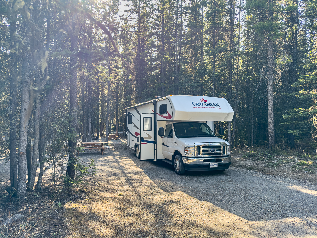 Unser Platz auf dem Campground, es gibt Strom, aber das Wasser ist noch nicht angestellt ...