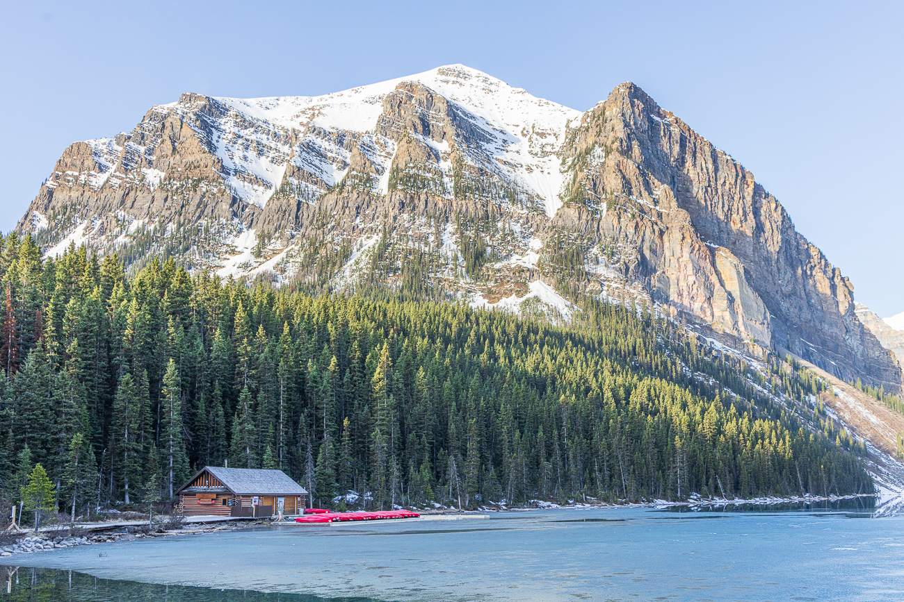 Das Bootshaus am Lake Louise ist noch im Winterschlaf