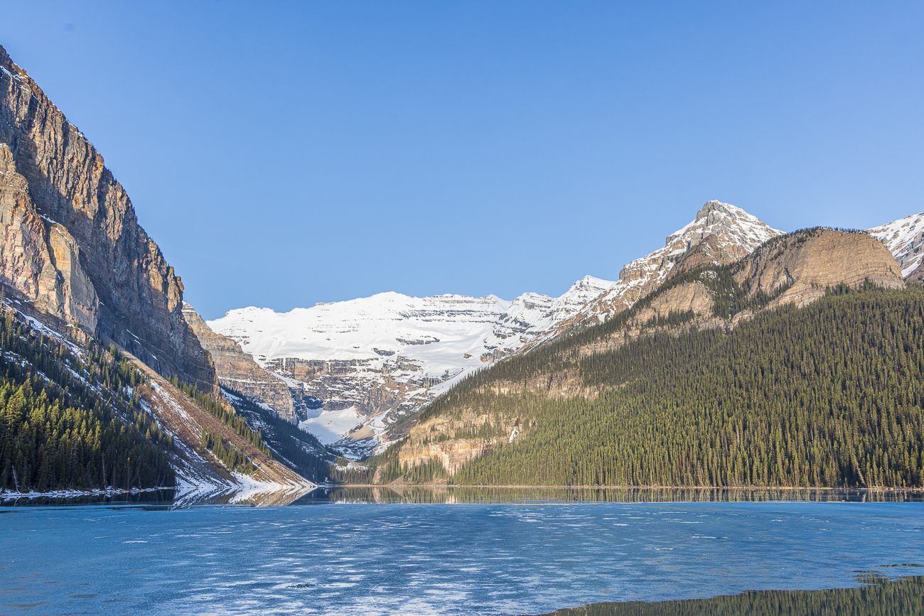 Im Hintergrund sieht man den Victoria Glacier ...