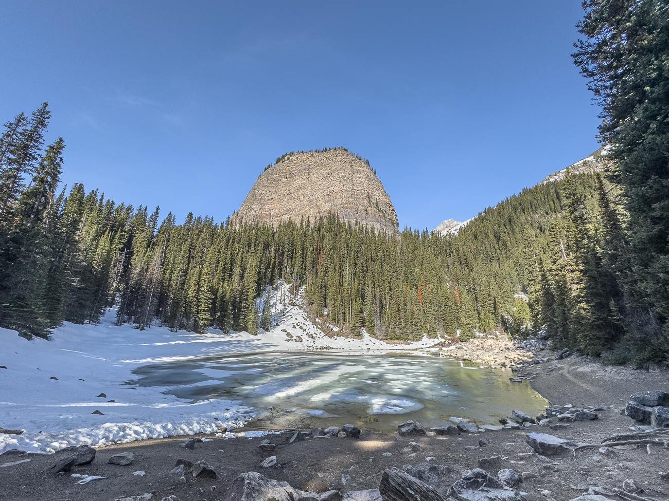 The Big Beehive über dem Mirroe Lake. Den Weg weiter zum Lake Agnes sparen wir uns, da dort noch mehr rutschiger Schnee auf uns warten würde