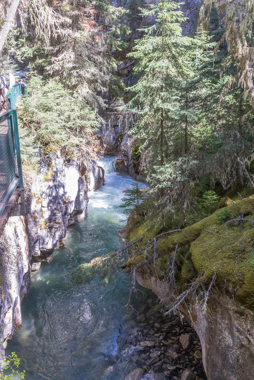 ... der mal mehr und mal weniger wild durch die Felsen rauscht