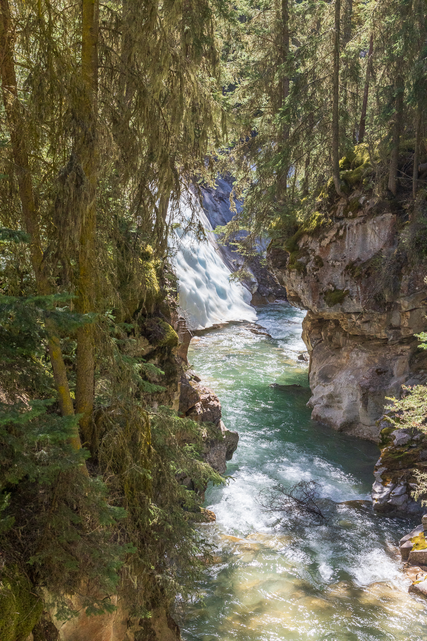 Hier sieht man noch einige Schneereste am Ufer