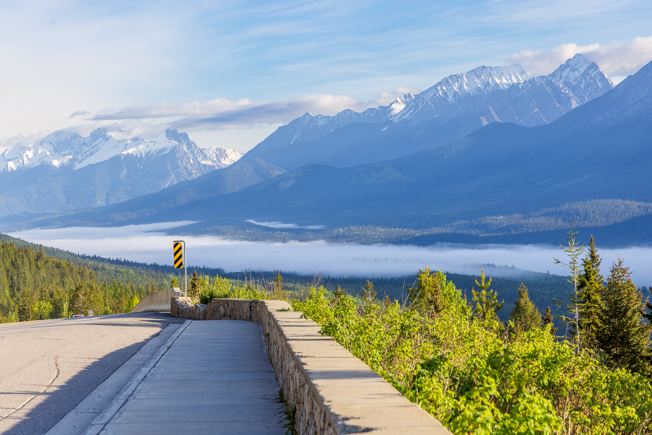 Kaum zu sehen, das Auto mit den Bremslichtern am Temposchild (links der Mitte) ...