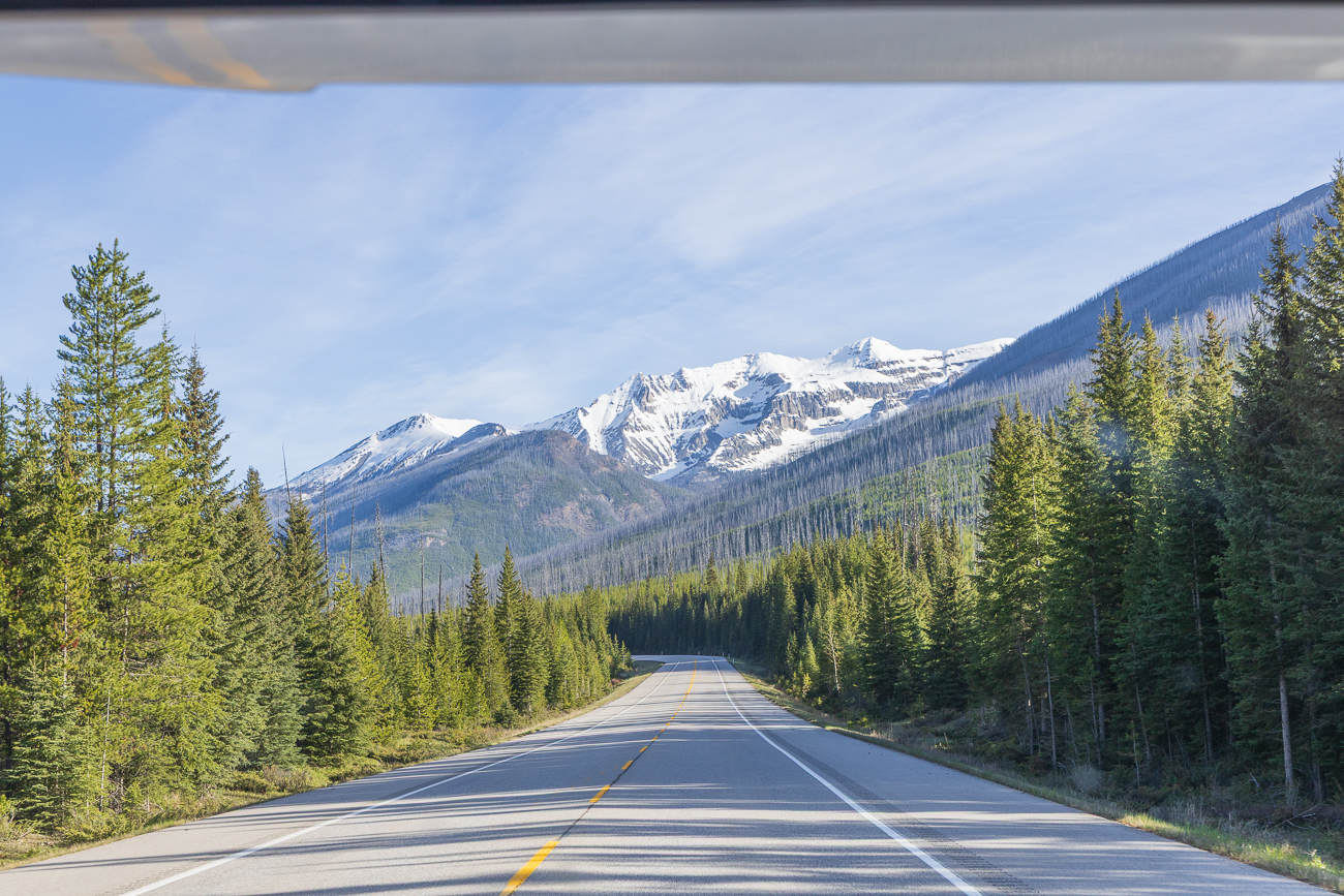 ... mit schneebedeckten Bergen