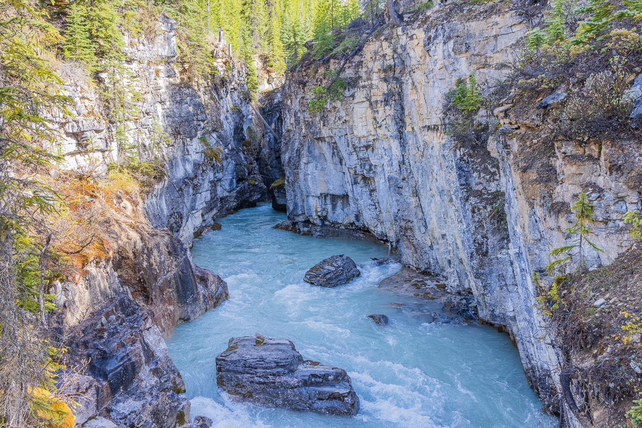 ... der rauschend zwischen den Felsen fließt