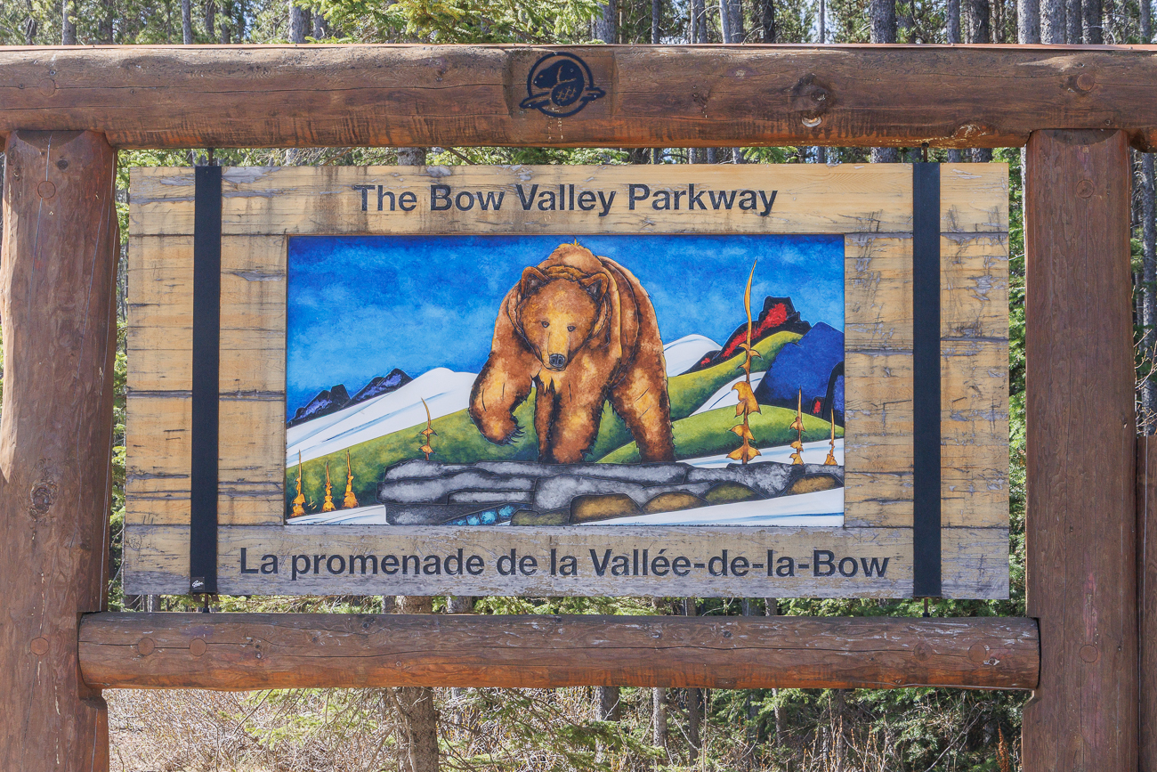 Das Hinweisschild auf den Bow Valley Parkway ...