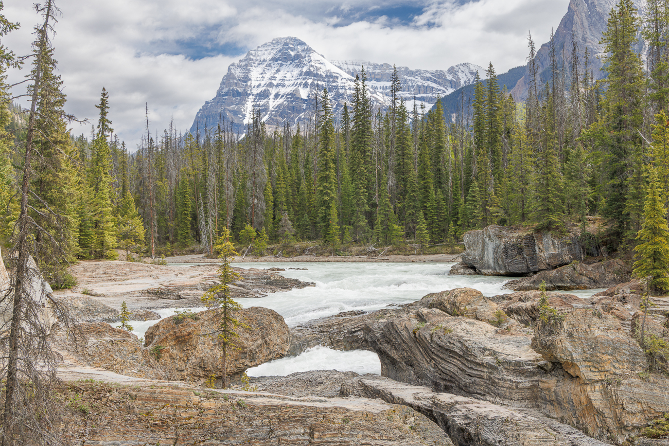 ... ergießt sich in die Natural Bridge Falls