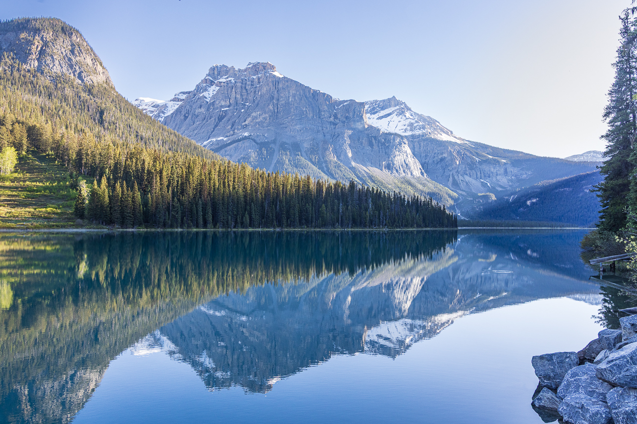 Berge und Wälder spiegeln sich ...
