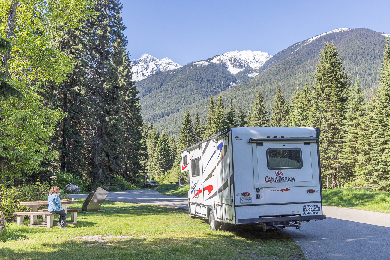 ... steht der Camper fluchtbereit neben dem Tisch ;-)